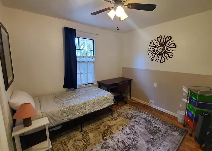 Welcome To North Hill Parrot House Holiday home Pensacola
